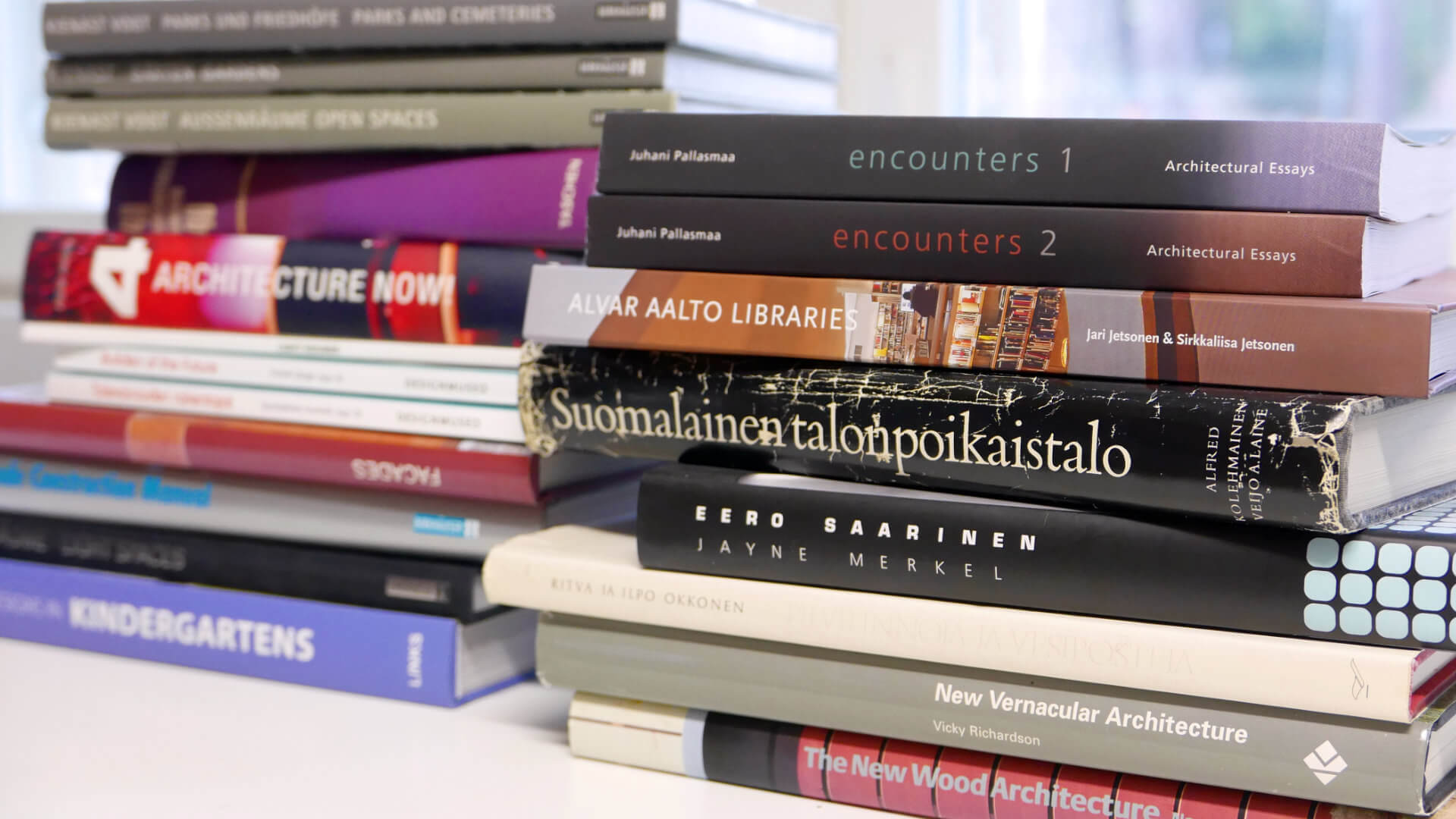 kirjoja-poydalla-2-small bookm-ark.live architecture books on the table