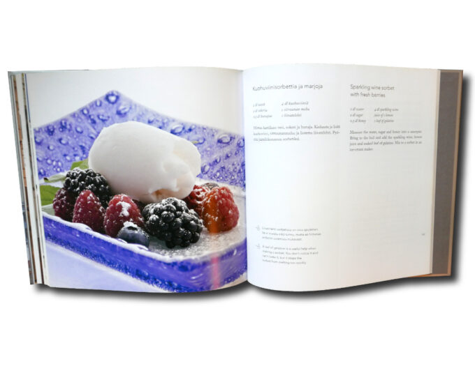 Laura Kolbe, Pekka Puhakka: Helsingin kaupungintalo: Historiaa ja herkkuja – Helsinki City Hall: History and Fine Food (Otava, 2008)