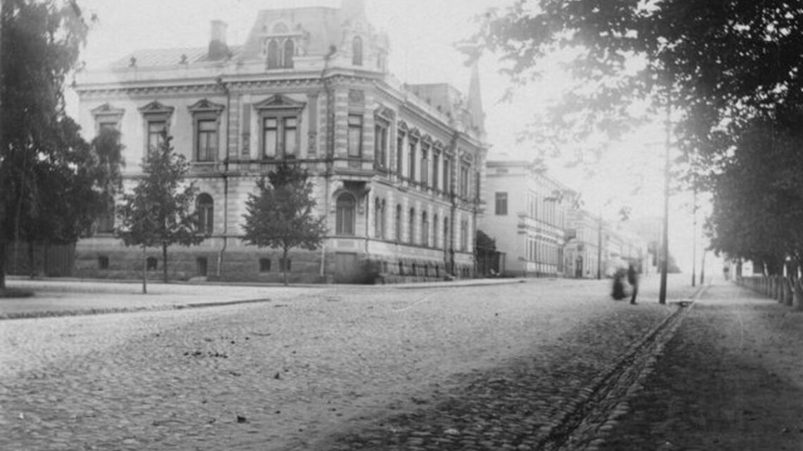 Signe Hornborgin suunnittelema rakennus Hallituskatu 2, Pori, 1892. Kuvalähde finna.fi