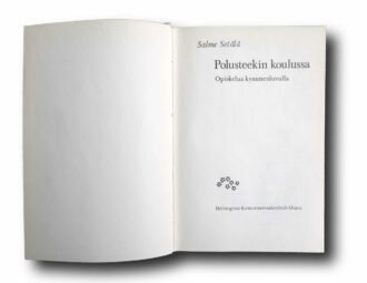 Photo showing a sample spread of the book Polusteekin koulussa: Opiskelua kymmenluvulla