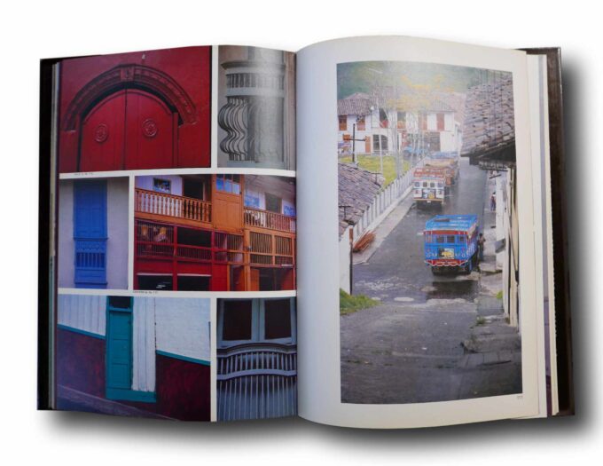 Arquitectura-de-la-colonizacion-antioquena-auk Photo showing a sample spread of the book Arquitectura de la Colonización Antioqueña