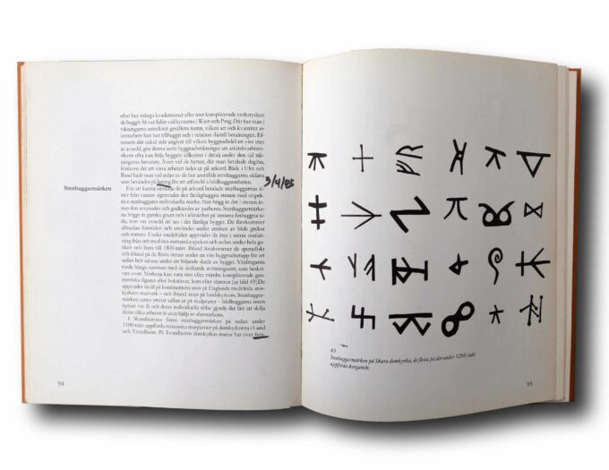 Photo showing a sample spread of the book Medeltida byggmästare