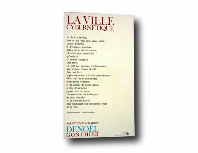 Photo showing a sample spread of the book La Ville Cybernétique