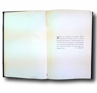 Photo showing a sample spread of the book Grundlagen und Entwicklung der Architektur